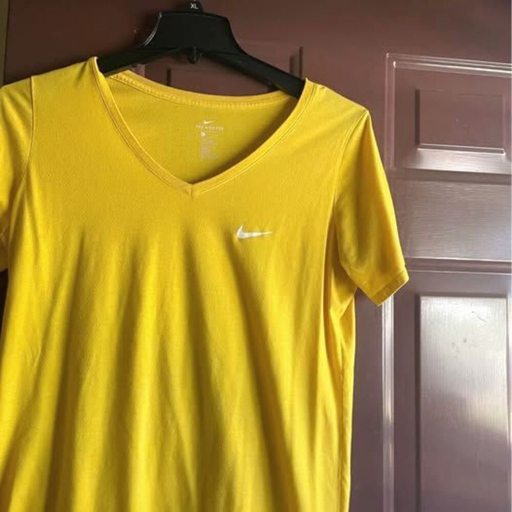 Women's XL Nike V-Neck Athletic Cut Yellow Fitted